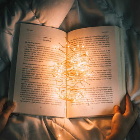 Lecture et soupe au coin du feu